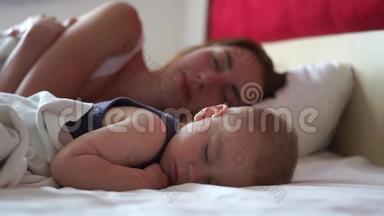 白天，妈妈和宝宝在一张<strong>大</strong>床上缓慢地睡得香甜
